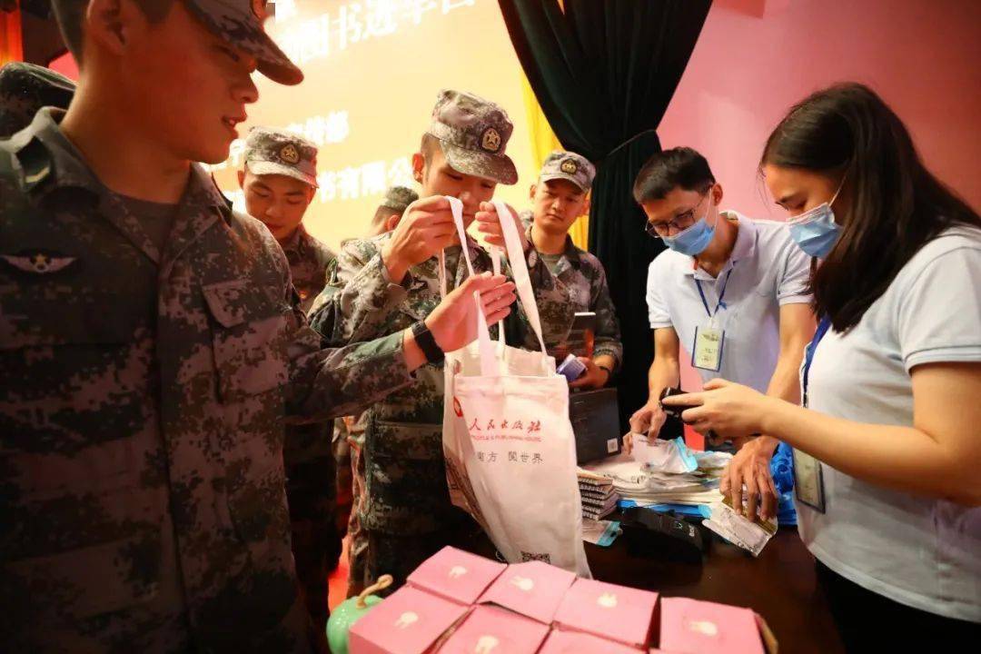 开展流动图书进军营活动,既是推广全民阅读和文化服务的良好途径,也是