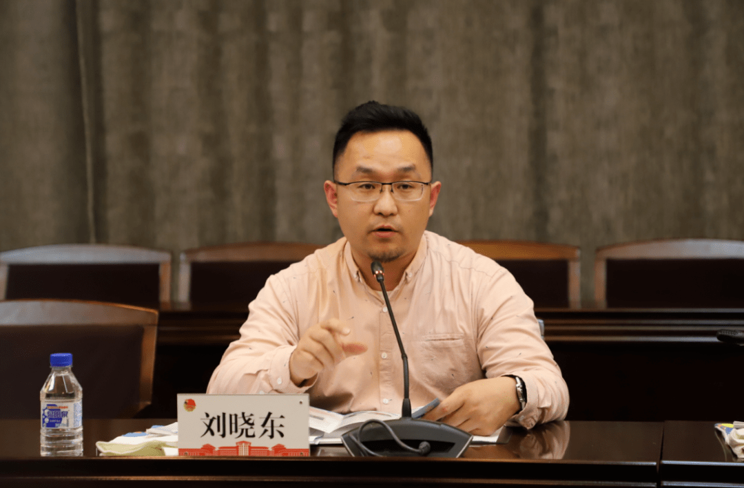 威海创业大学主任刘晓东解读了关于威海创业就业的相关政策.