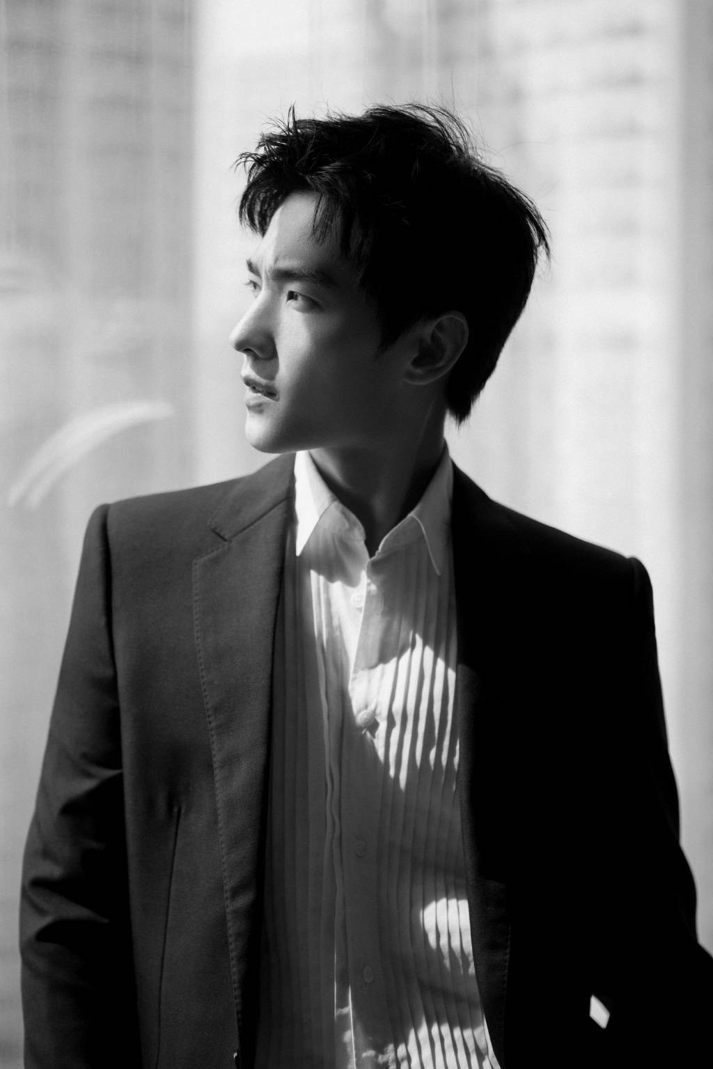 杨洋西装造型花絮照掉落 黑白滤镜尽显高级质感