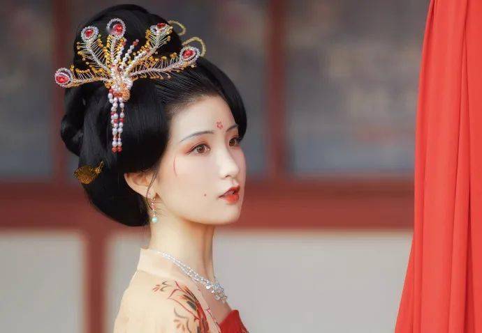 唐制汉服回眸一笑百媚生六宫粉黛无颜色