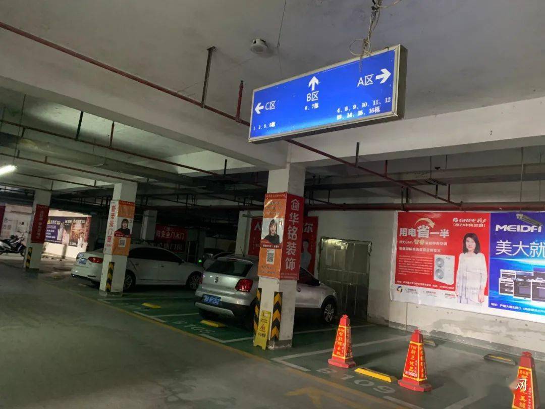 可以让住户快速找到自家的楼栋单元引导指示牌非常清晰最大的亮点就是