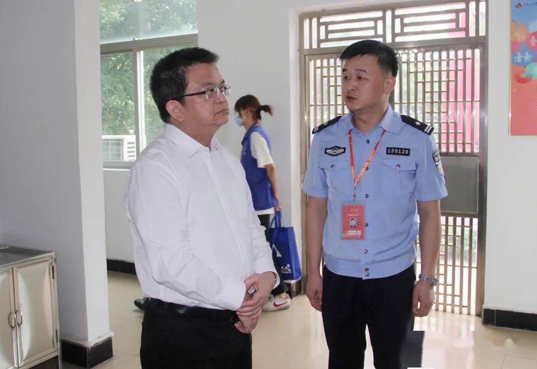 王耀明一行来到位于白沙社区警务区的虎门镇第七次全国人口普查办公室