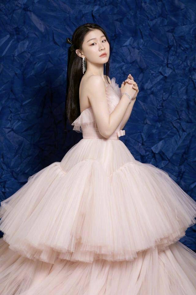 人间唢呐金婧出席活动一袭黑色礼服裙大秀凹凸感不输女明星