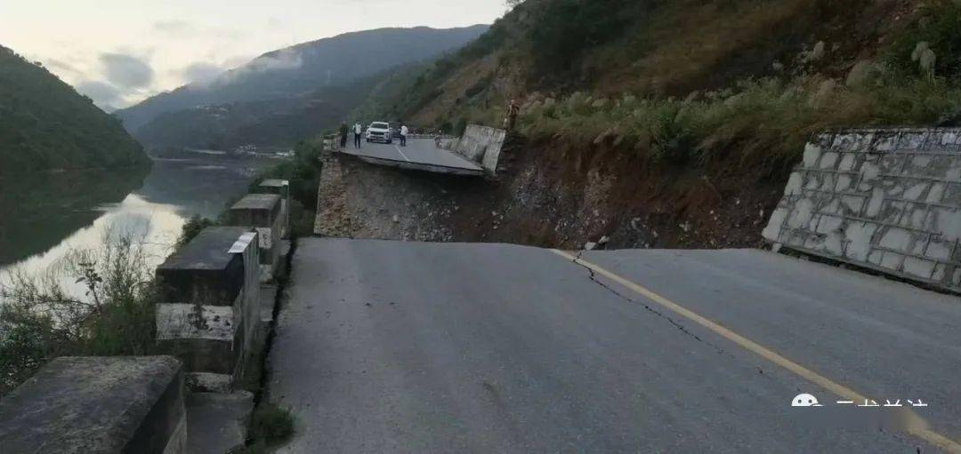 注意啦!云龙县境内一公路路基坍塌交通阻断,现场交通管制
