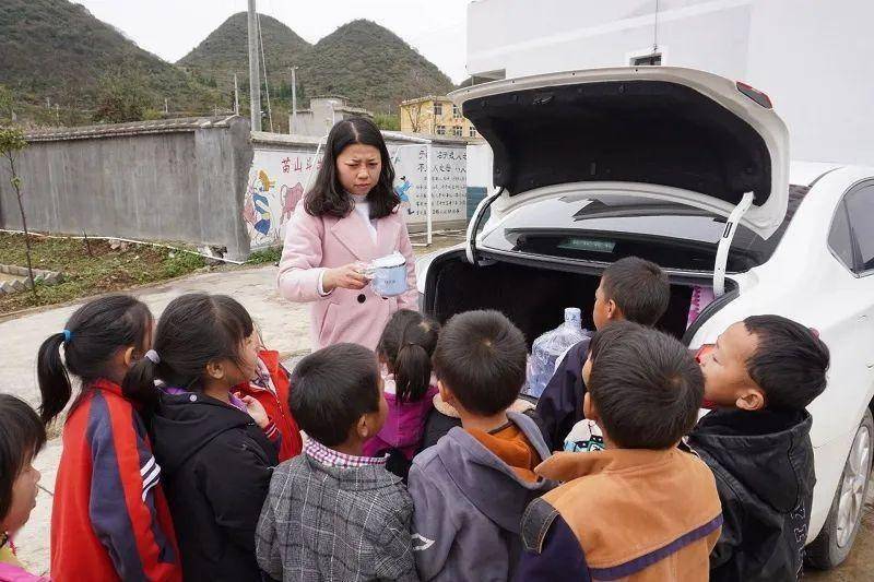 11月2日上午,记者走进普安县兴中镇辣子树村辣子树小学,正好看到该校
