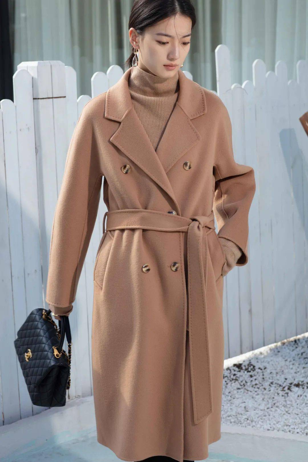 这款大衣领子是比较贴合肩部的西装领,相比完全敞开的设计,不用担心