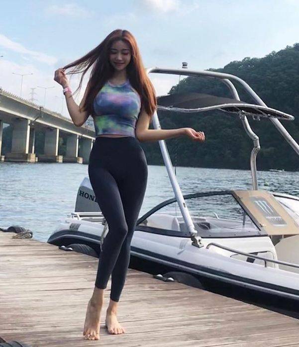 穿衣显瘦脱衣有肉爱运动的小姐姐曲线精致