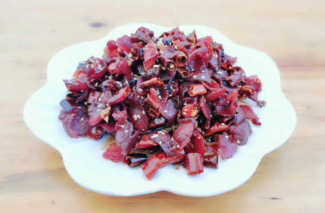 吃驴肉,干巴是一道不能少的菜!放一块在嘴里慢慢的嚼,越嚼越香!