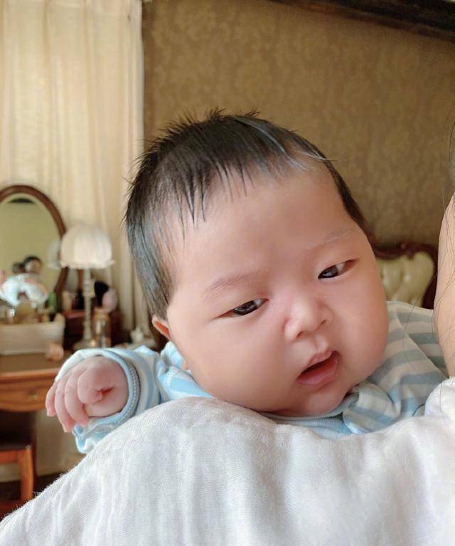 宁桓宇晒儿子近照从秀气外形变白白胖胖虎视眈眈模样可爱