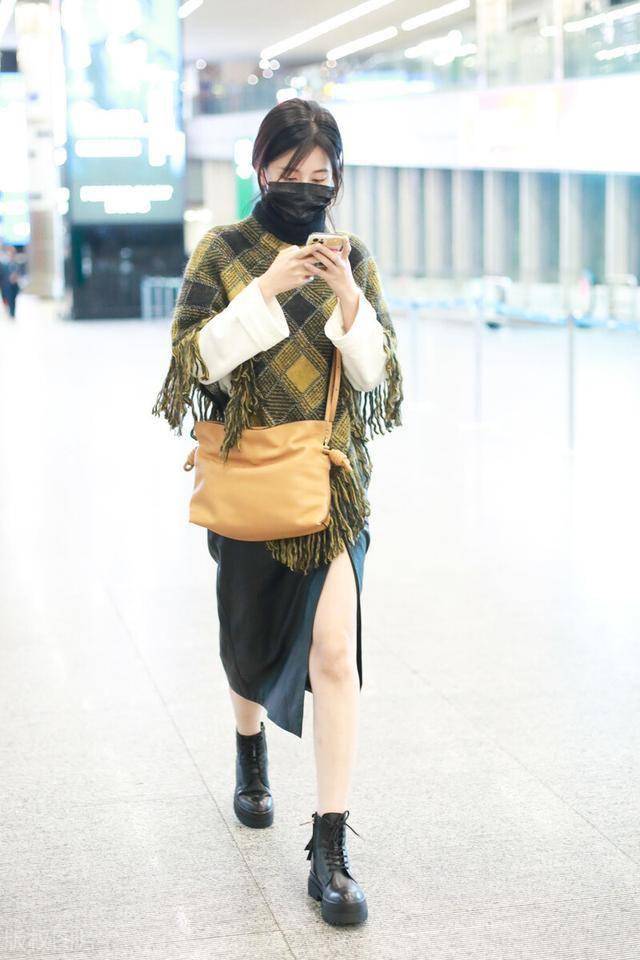 乔欣黄格纹斗篷搭皮裙精致优雅肤白貌美大长腿逆天