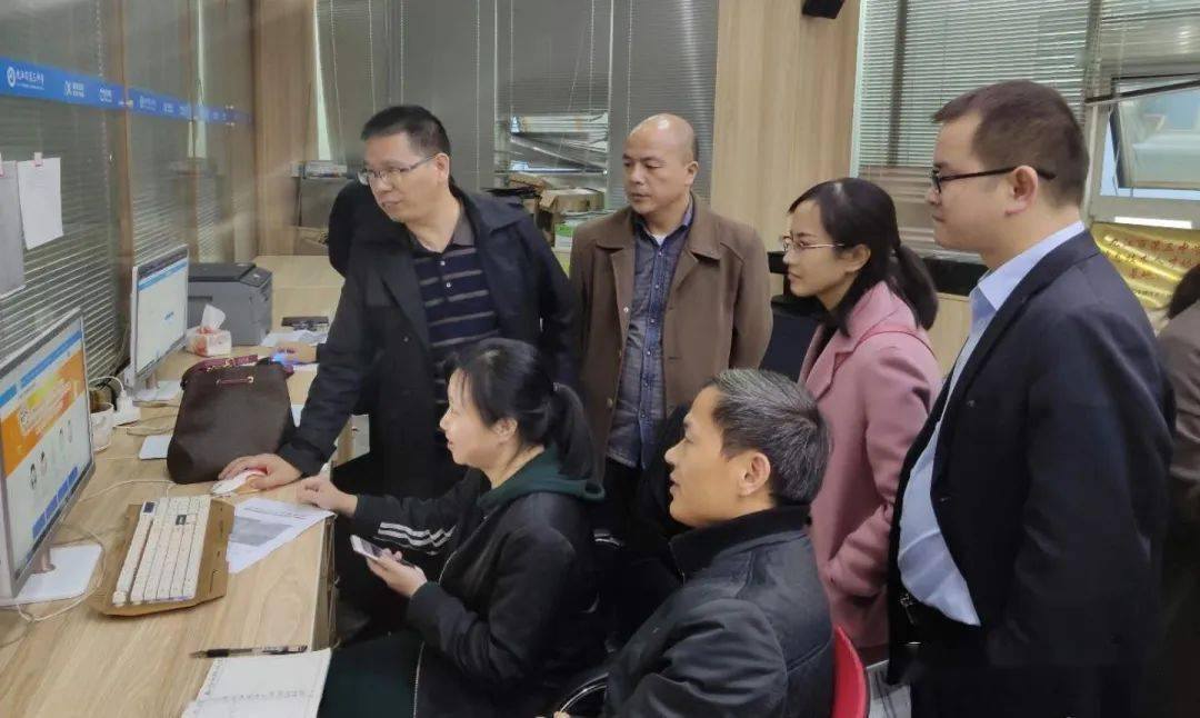 分别走进了(初中)李红霞,杨小芬,黄小慧,潘庆,刘慧明,(高中)赵建华