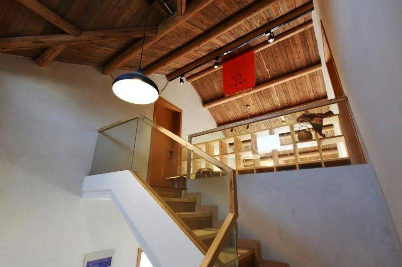 说是翻新,但他想做的完全不是浮夸的"乡村小复式",相反,保留老房子的