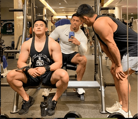 在健身房待腻了就转战户外跑步,游泳,骑自行车享受有氧运动的快乐健身