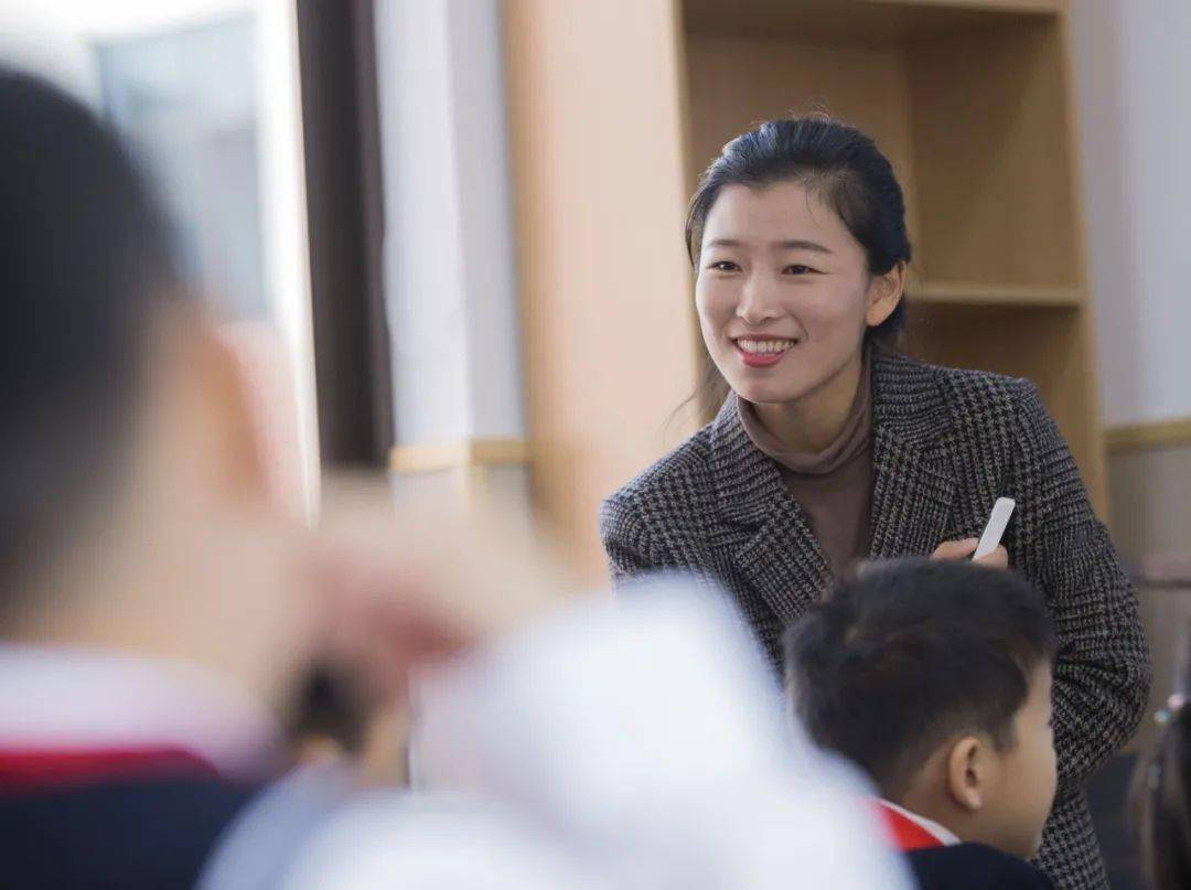 上午,三个场地同时进行课堂展示,来自植材小学的曹思佳老师,民合小学