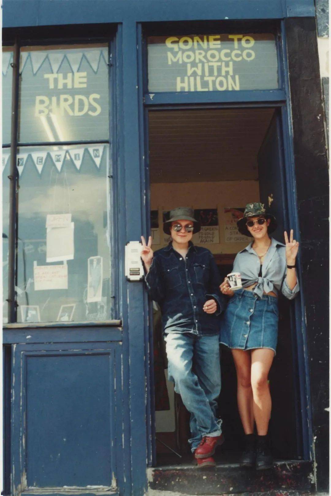 1993年,萨拉·卢卡斯和翠西·艾敏正在她们的商店前,图片来源:tracey