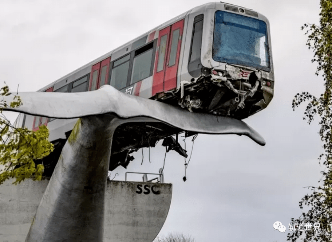 惊险地铁脱轨被鲸尾雕塑拯救