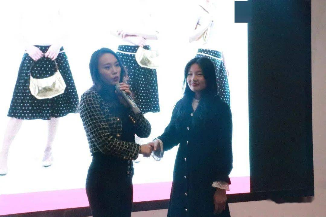 伸手尊者居前,来时主人走时客人,力度两公斤,时间3～5秒,目光平视,面