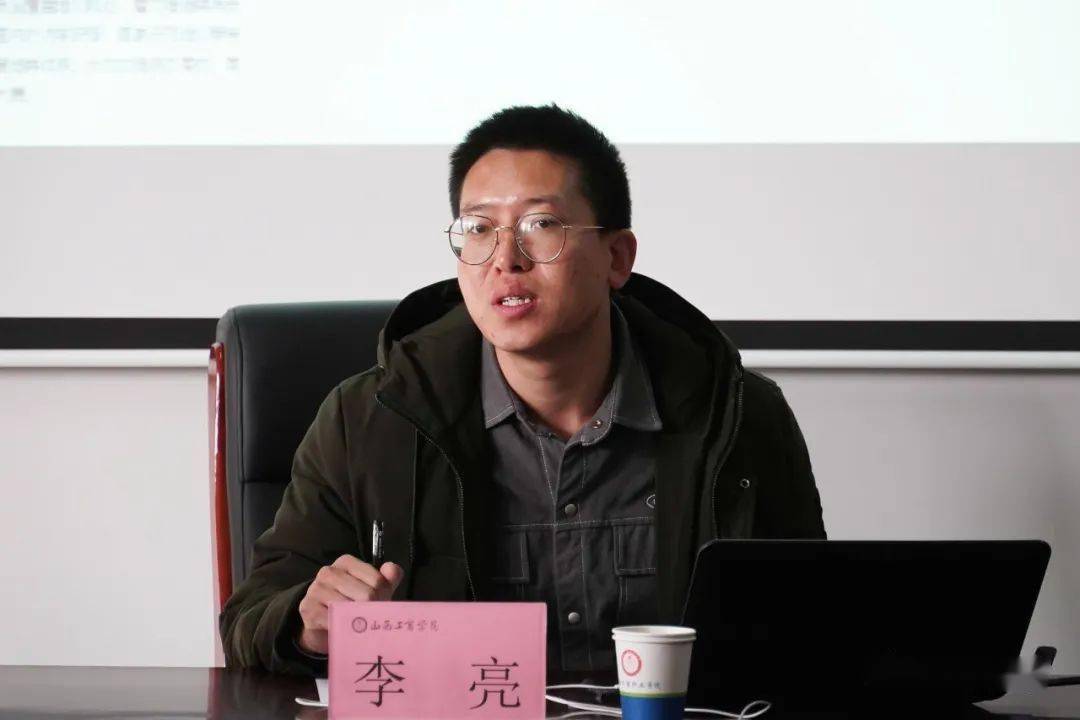 培训伊始,学生处李亮老师对教育部及我校提出的关于新时代辅导员的