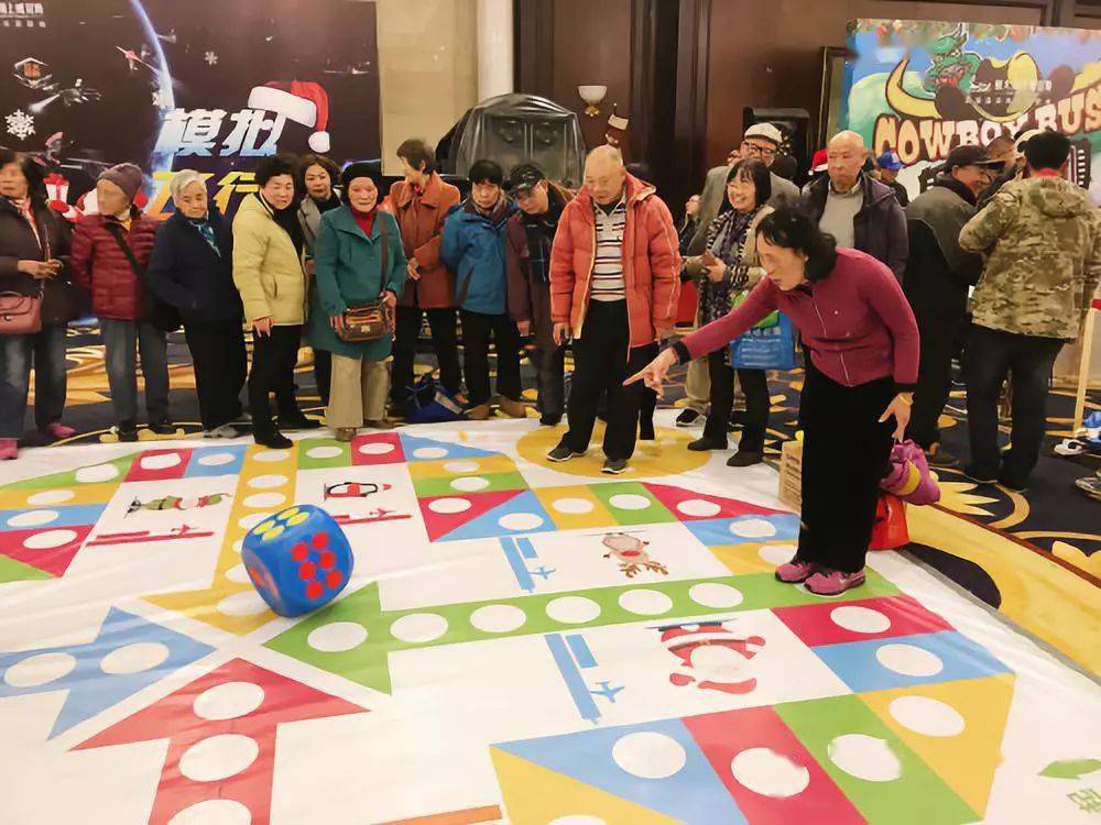 与你"蟹"逅,追寻童年时光!真人版大富翁&趣味打地鼠,摸石头过河欢