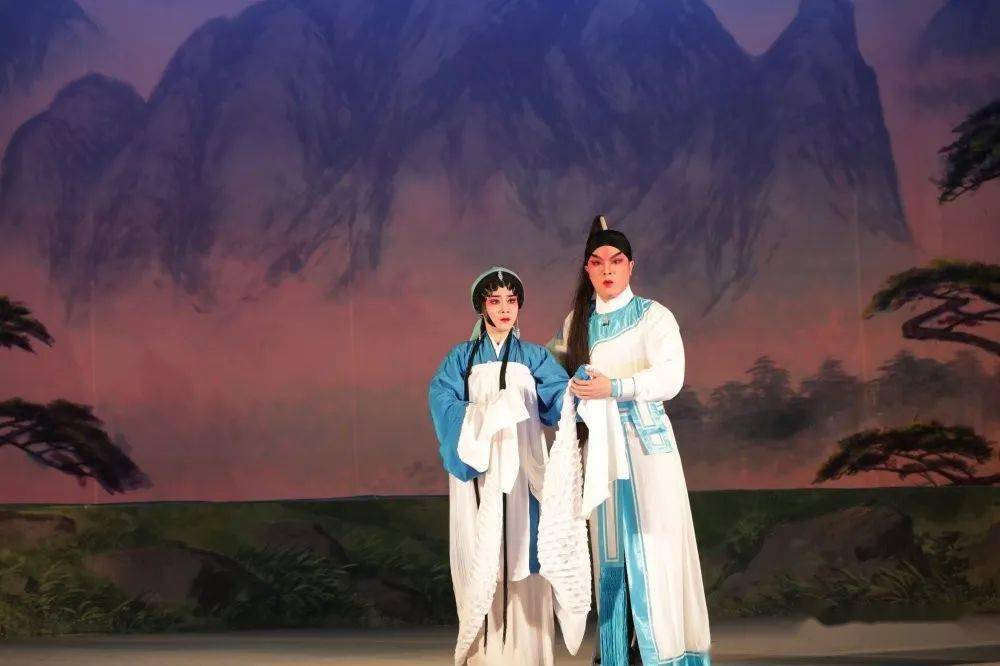 奖获得者崔玉梅与青年粤剧演员陈振江联袂主演的《花枪奇缘》同样精彩