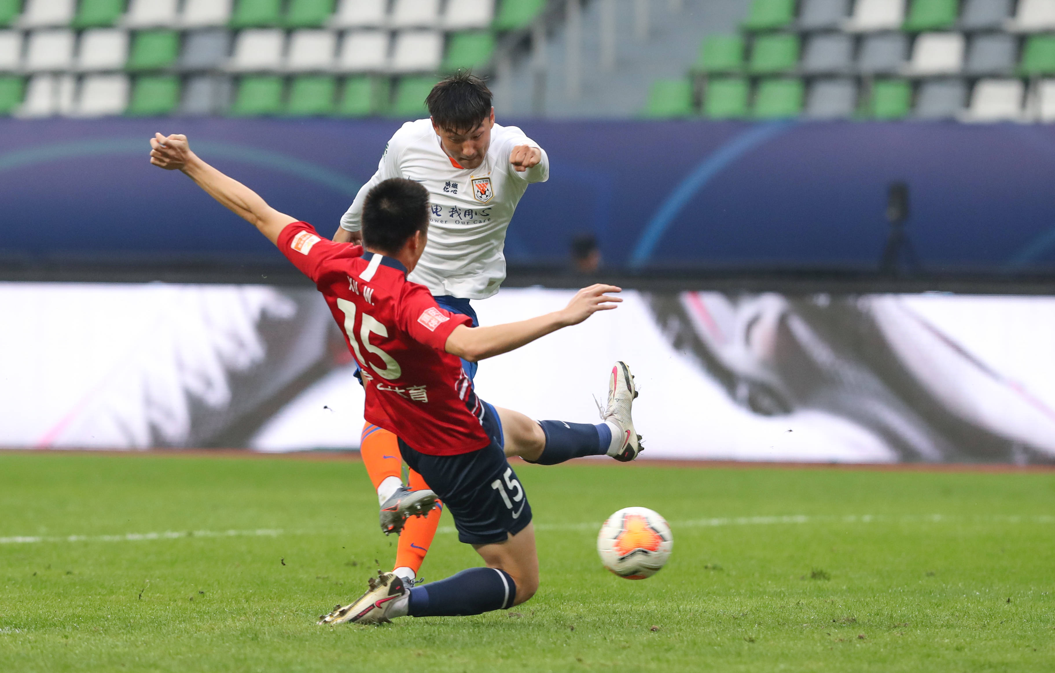 11月6日,山东鲁能泰山队球员郭田雨(右)在比赛中射门得分.
