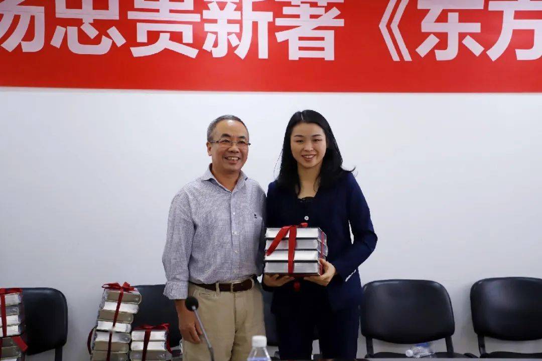 《东方残月》 回到故乡青田 举行了新书首发仪式 他 就 是 ▼ 杨忠贵