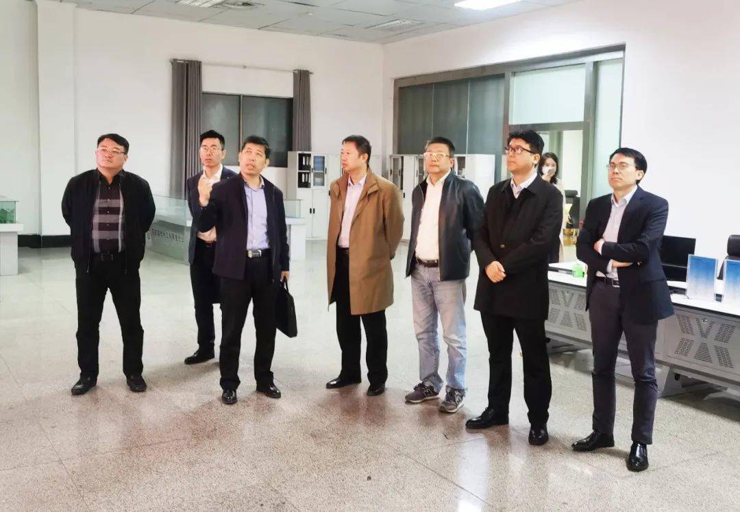 研发创新公司进行实地参观座谈会中,李永卉与陈爱忠分别对兖矿轻合金