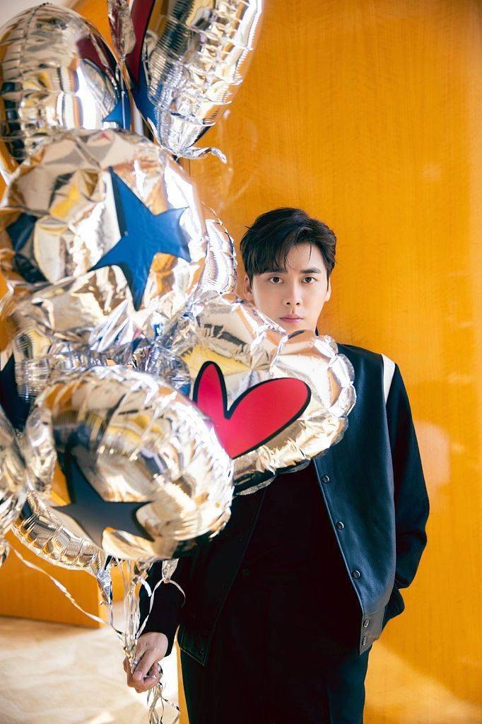 boss全球代言人李易峰 一身黑look优雅帅气男神范