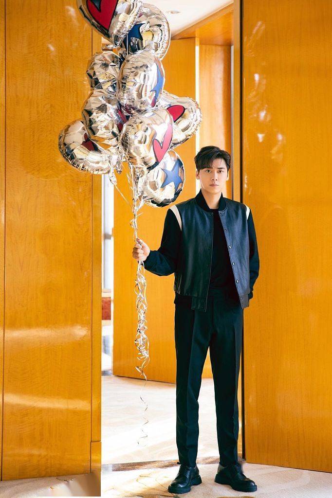 李易峰身穿boss x justinteodoro胶囊系列,帅气回眸.