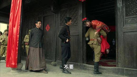 利箭纵横:鬼子当众杀新郎,新娘上前理论却直接被扛走,这下完了