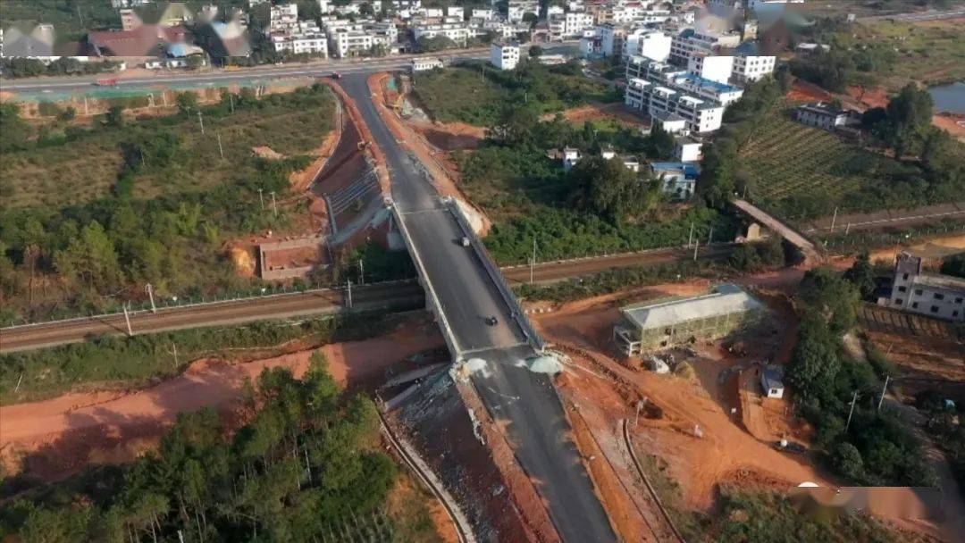 11月4日,信丰电厂通厂道路上跨铁路桥正式通车,全面实现大桥左右幅