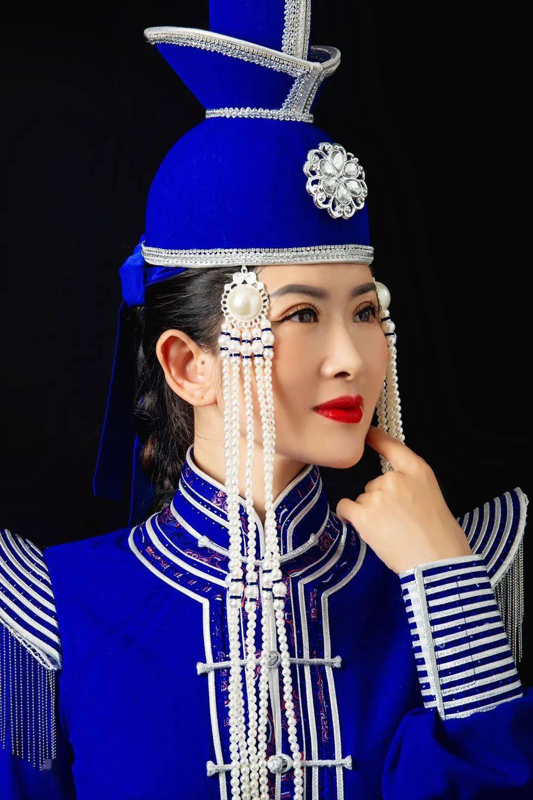 东方民族演艺集团独唱演员内蒙古青年歌手苏航地悠悠天悠悠地悠悠天