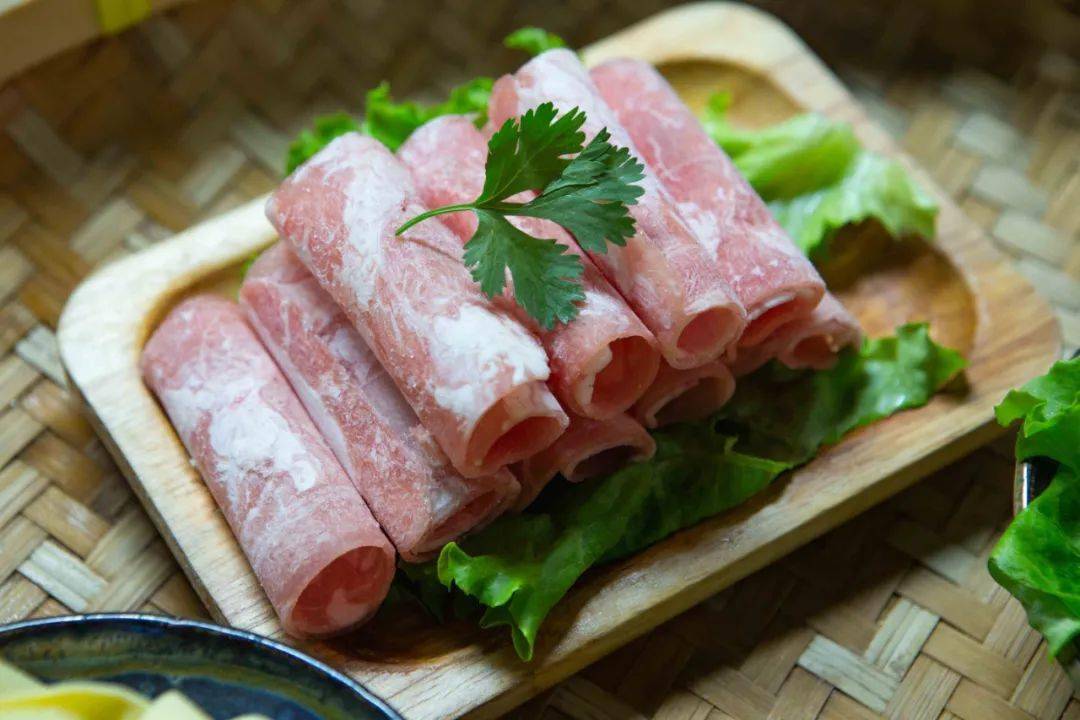 经过锅底沸煮的撒尿牛丸q弹入味,口感相当浓郁汁水在口腔中喷发爽脆有