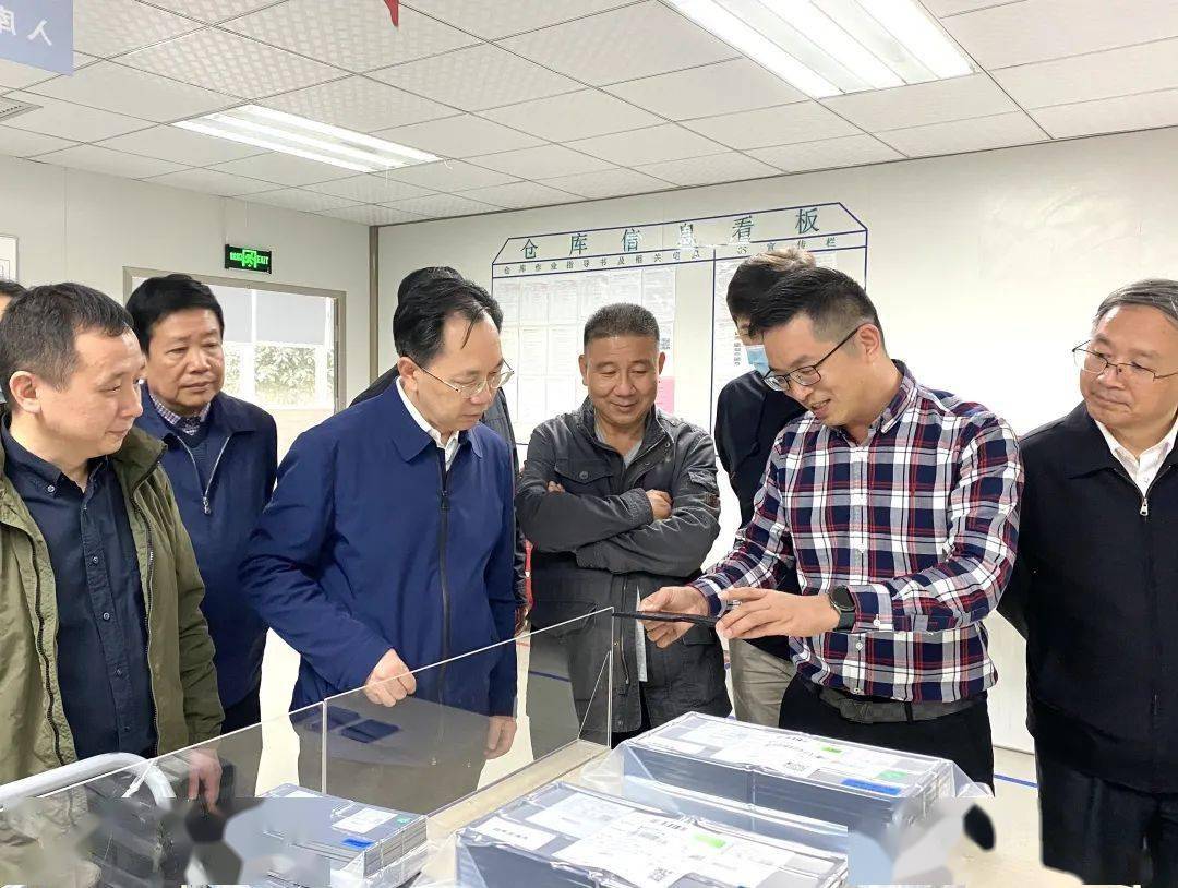 亿纬动力,万华生态家居等企业;在荆州市,代表们又深入亿钧玻璃,菲利华