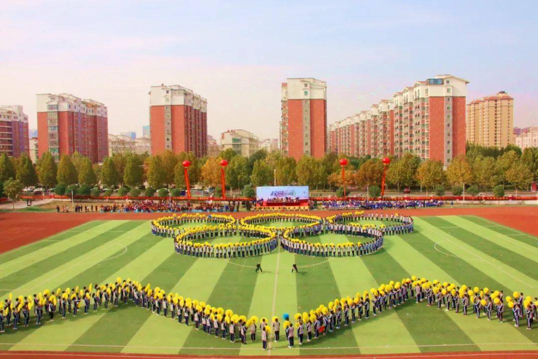 前方高能鹤壁科达学校校本部第六届田径运动会开幕式有点燃