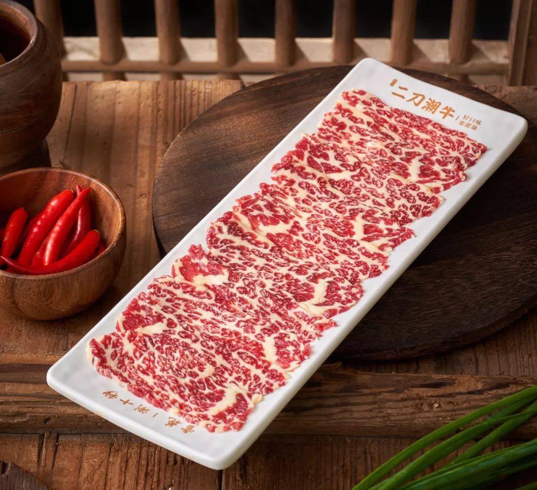 的蘸小米辣海鲜酱油吃可以蘸着沙茶酱一起吃下锅涮上八秒一只牛只有5%