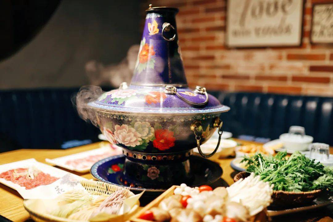 才进店不久,我就看到一整排色彩鲜艳的老北京铜锅,听老板说这还是