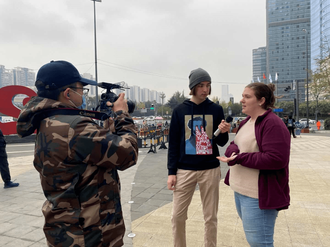 记者viki,zee专访华尔道夫酒店总经理记者心怡用法语采访法国设计师