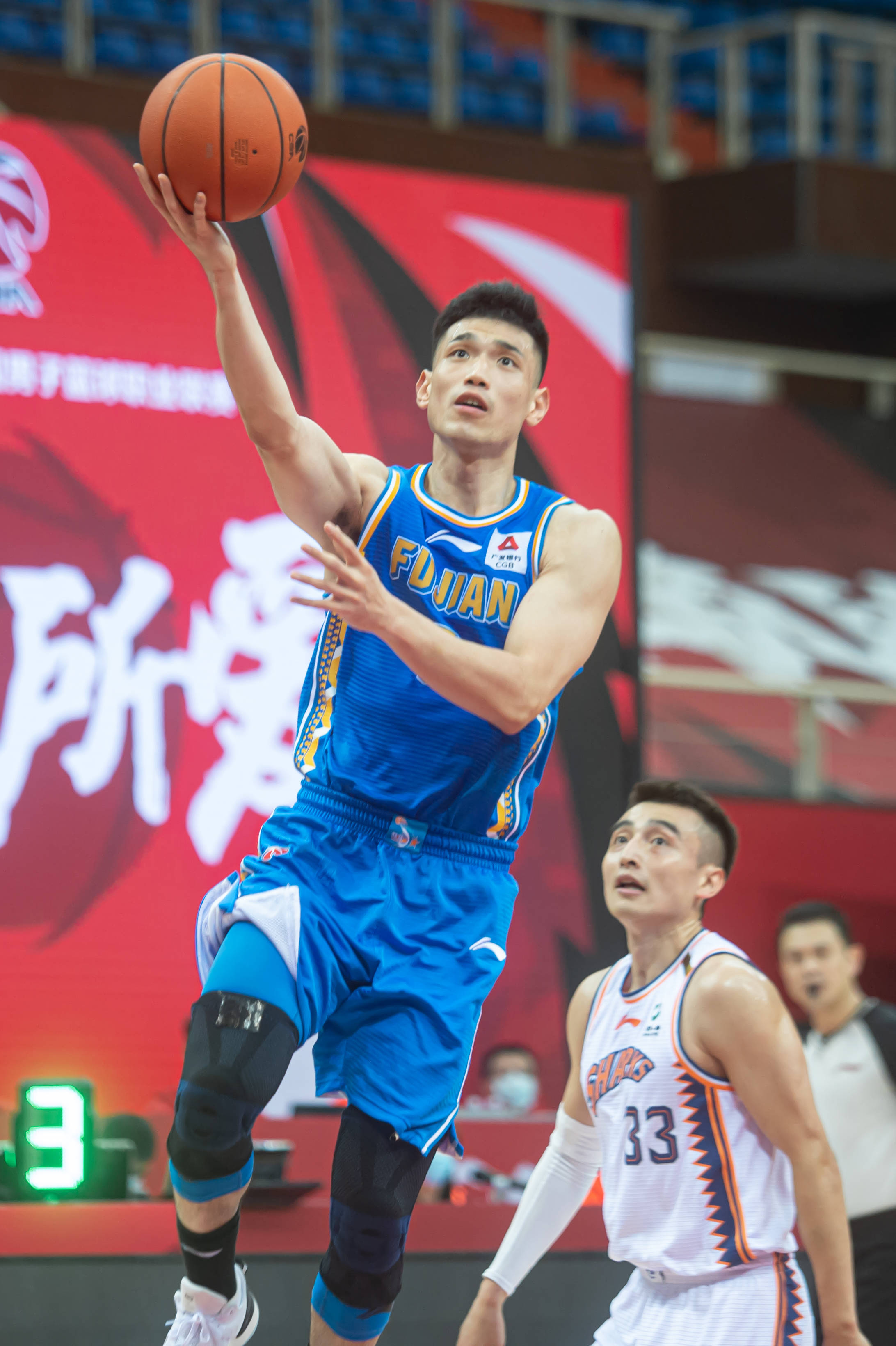 11月8日,福建豹发力队球员刘洺宇(左)在比赛中上篮