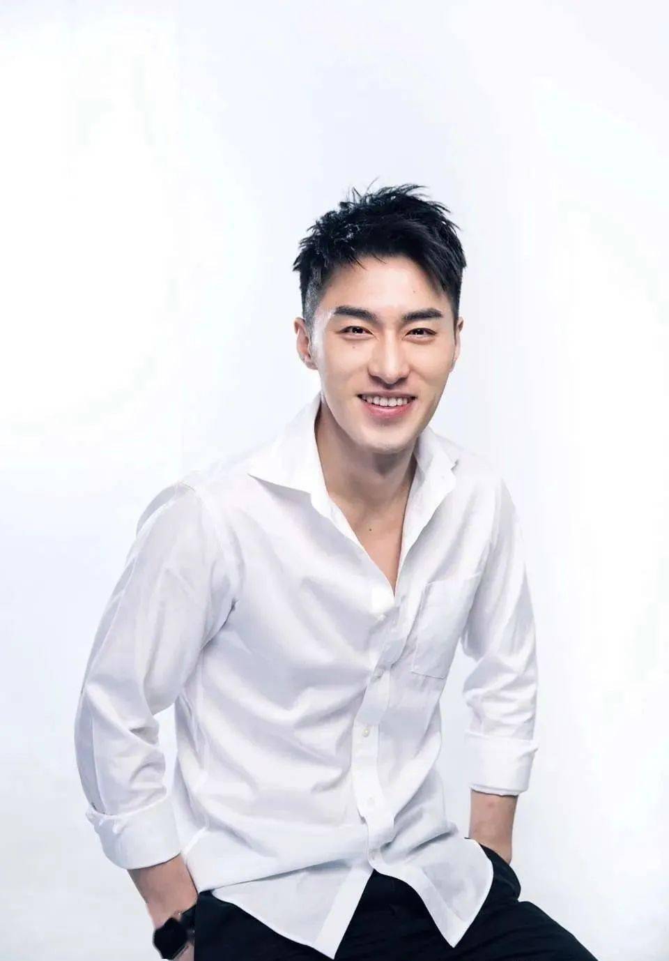 不仅有大胸肌还有人鱼线!