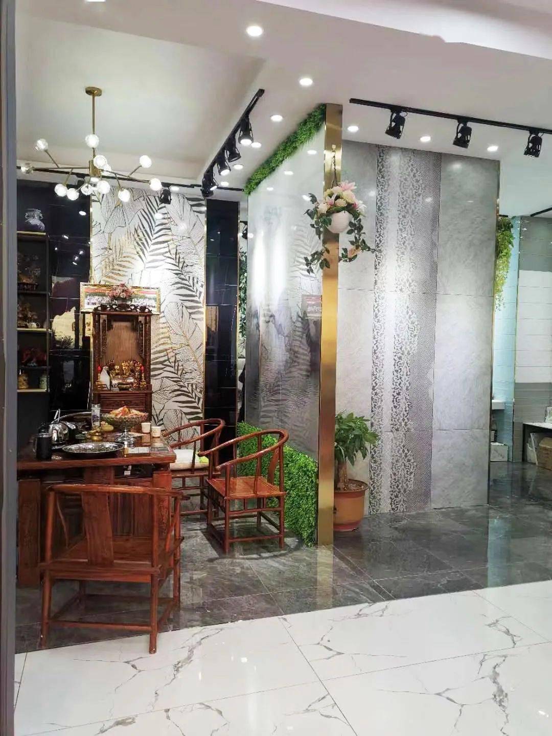 小蜜蜂瓷砖洛阳旗舰店按照最新品牌终端建设标准打造,以轻奢现代为主
