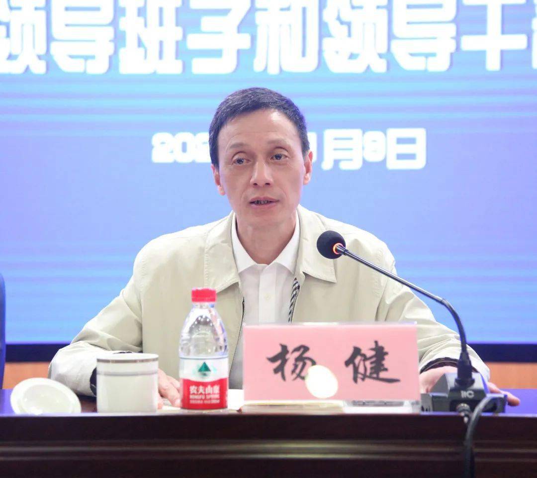 区卫健委二级调研员杨健同志用"六个进一步"(疫情防控进一步落实,重点