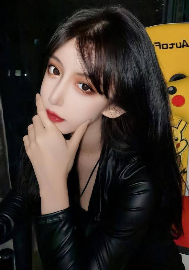 呆妹儿也要cos搜查官穿皮衣秀身材一句话打破女神形象