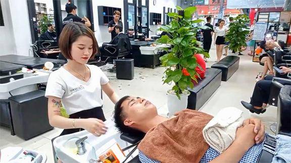 越南漂亮女人的理发店