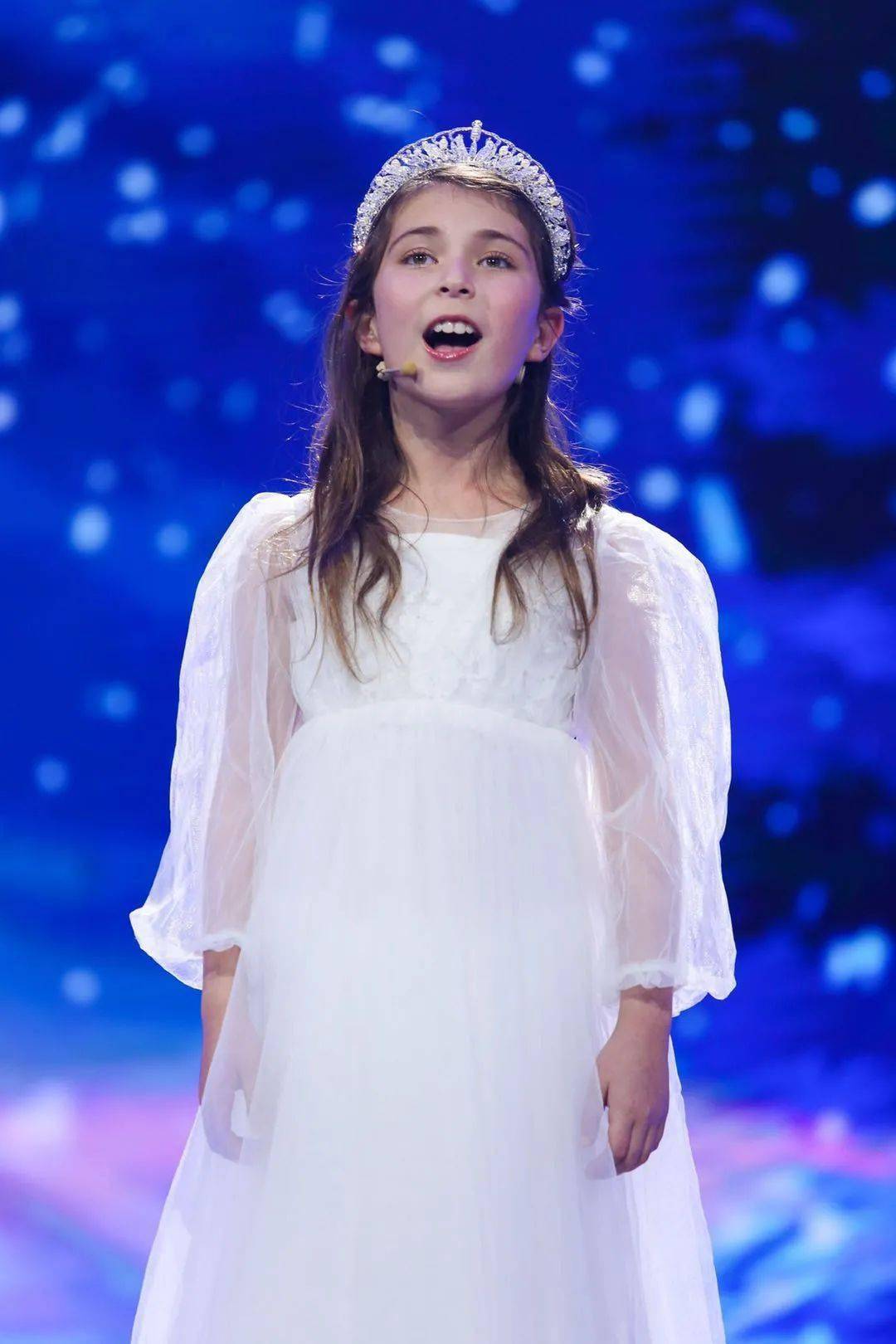 9岁美国混血童星凯拉·珀汉演唱《冰雪奇缘》仿佛置身影片中童话般的