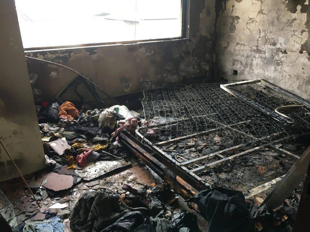 乐山城区一居民楼突发火灾,现场一片狼藉