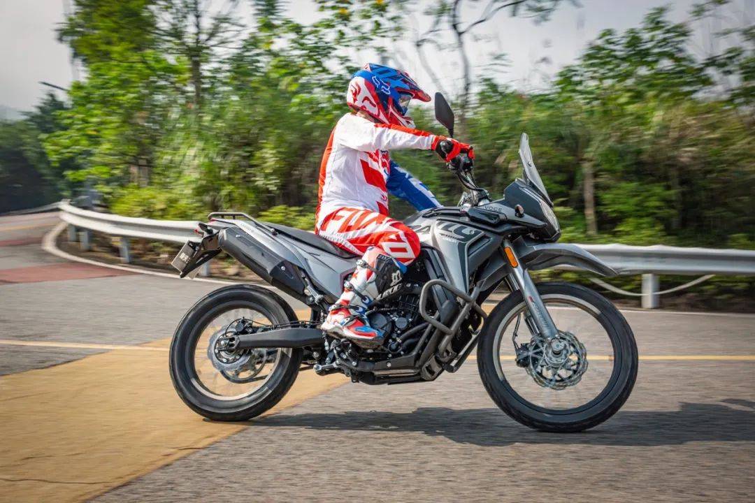 无极300gy测评:能上牌通勤才是生活娱乐兼顾的好越野