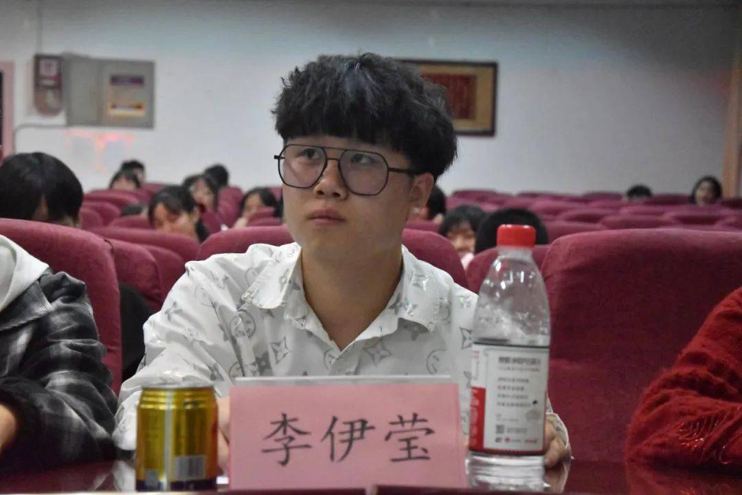 伊莹艺术学院第五届学生展演中心副主任尹超第19届校青歌赛十佳歌手