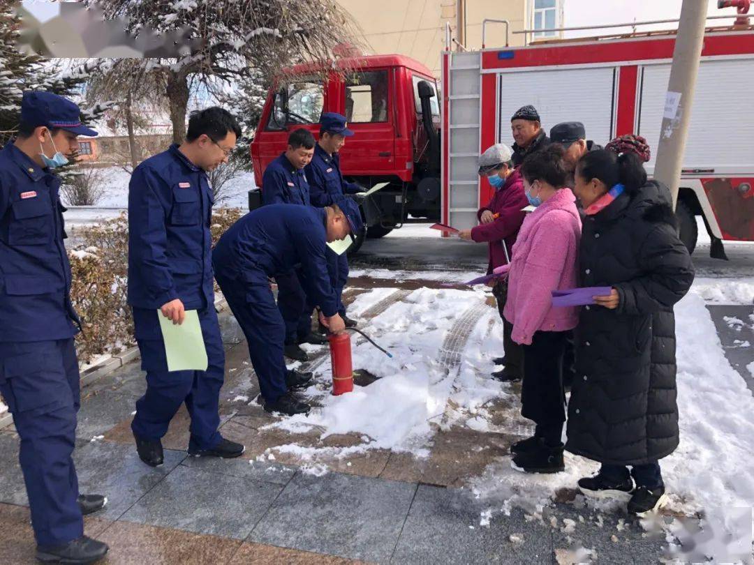 消防队员向居民百姓介绍了消防车辆和装备器材的功能,灭火器的使用