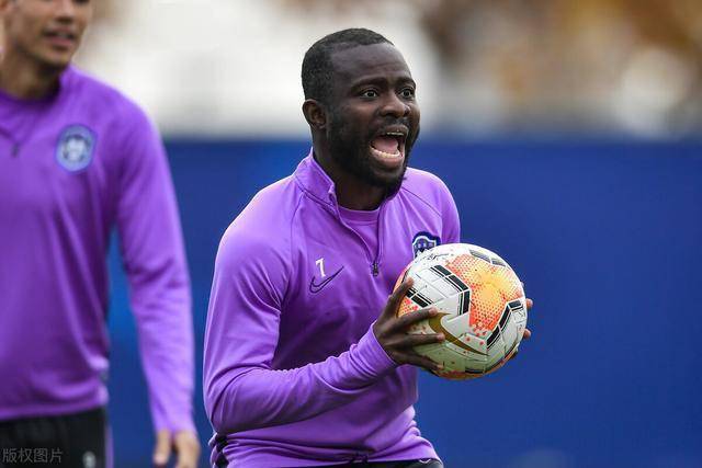 天津泰达备战排位赛欢乐多,阿奇姆彭搞怪花样百出